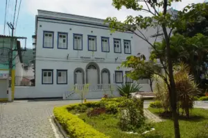 Concurso ISS Angra dos Reis: edital publicado com 20 vagas e salário de R$ 4,6 mil