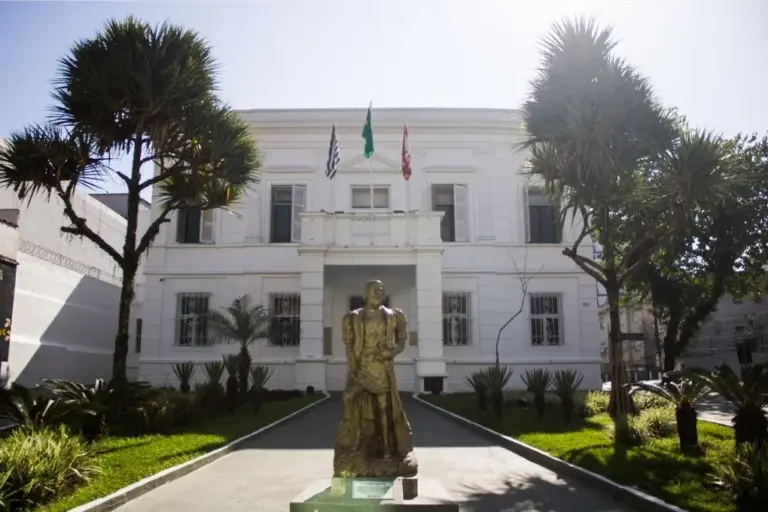 Concurso ISS São Vicente: inscrições prorrogadas até 12 de março; salários chegam a R$ 12 mil