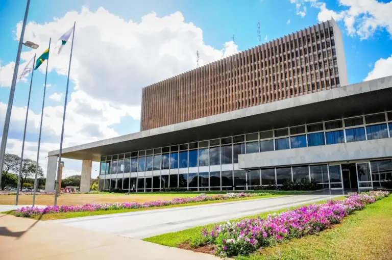 Concurso SEFAZ DF: termo aditivo publicado; confira as mudanças